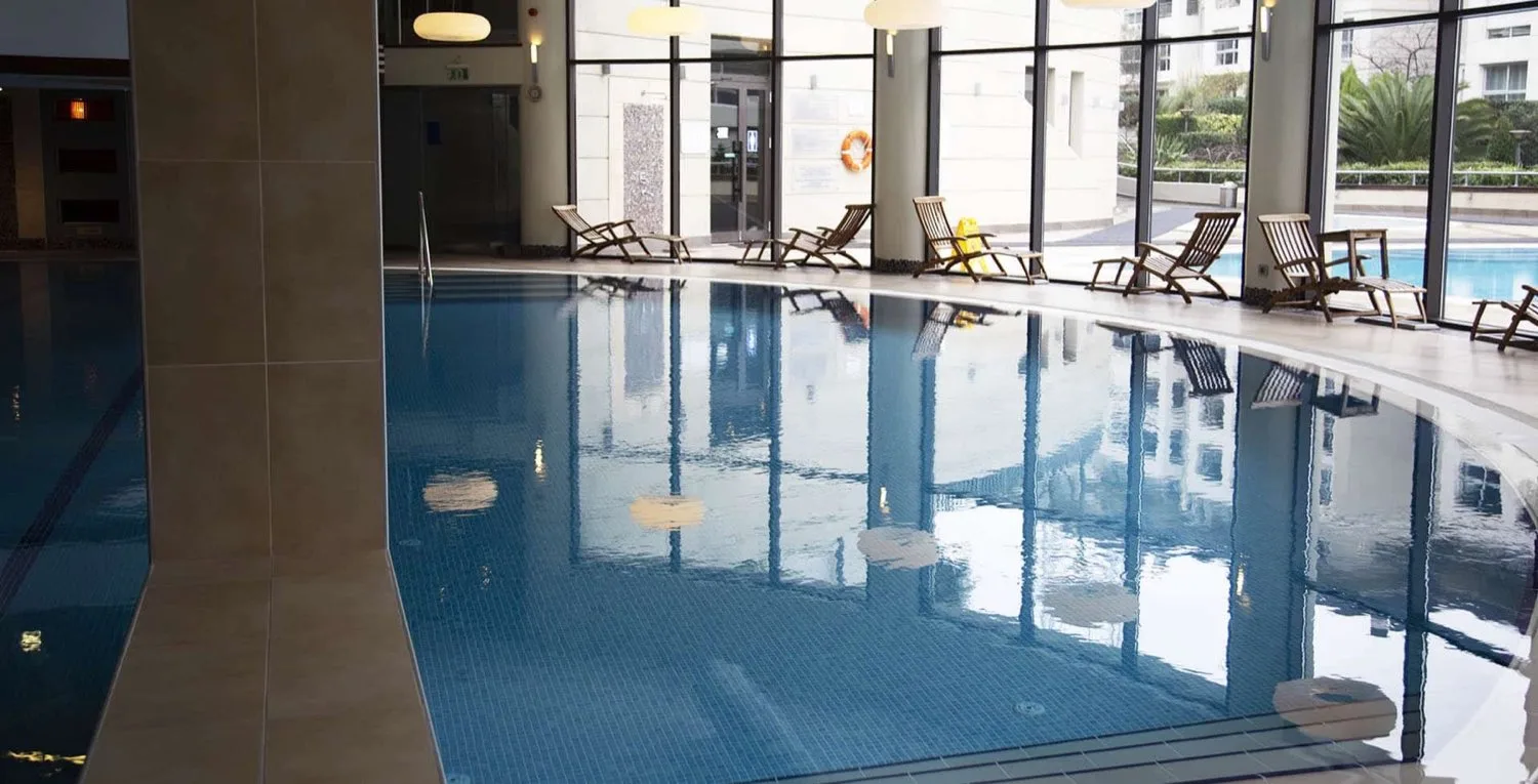 İstinye Park Residence havuzu, cam cephe ve şezlong alanı