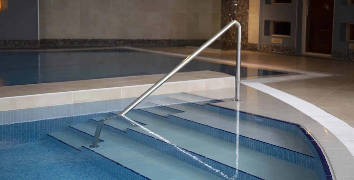 İstinye Park Residence havuzu, tutamaklı giriş basamağı