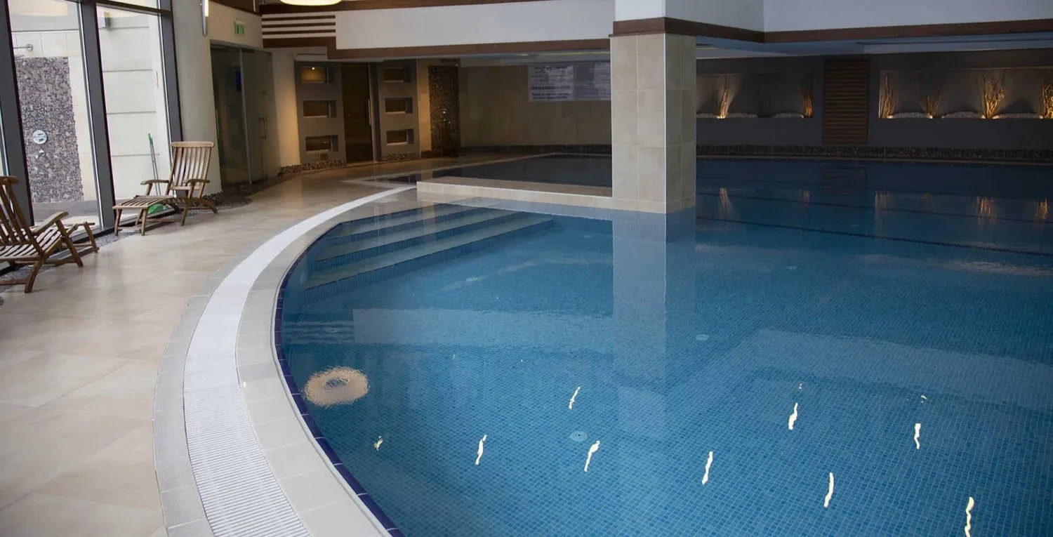 İstinye Park Residence havuzu, kavisli kenar ve kolonlu salon
