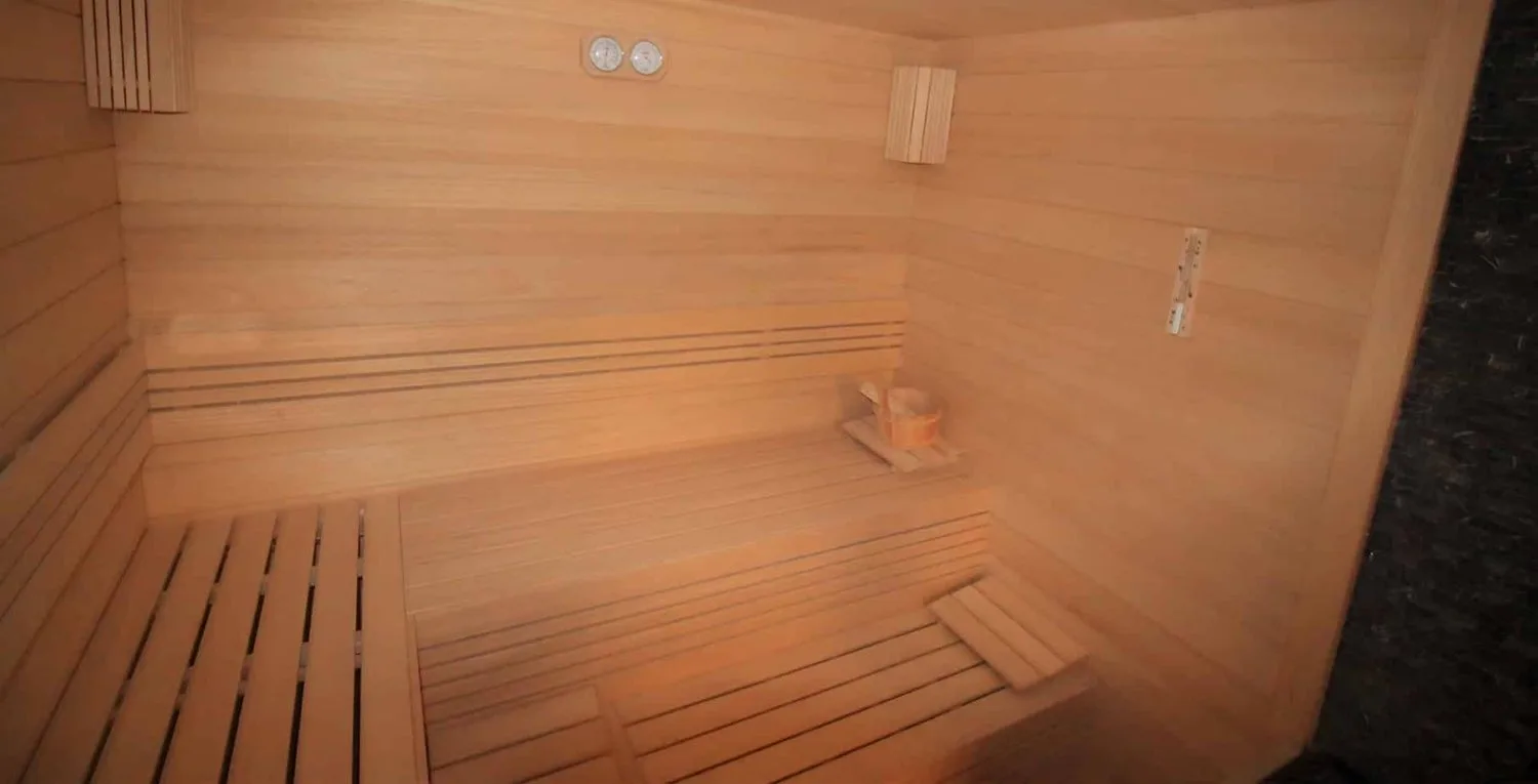 Sauna içi, üstten geniş bank ve havalandırma detayı