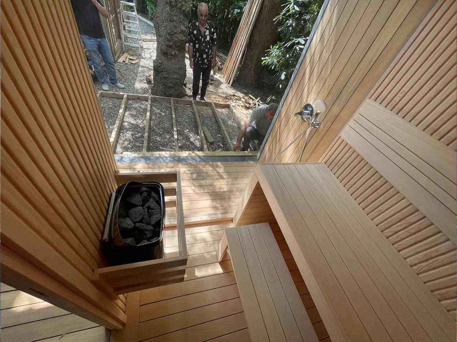 Kır evi saunası, gömme ısıtıcı ve orman manzaralı cam