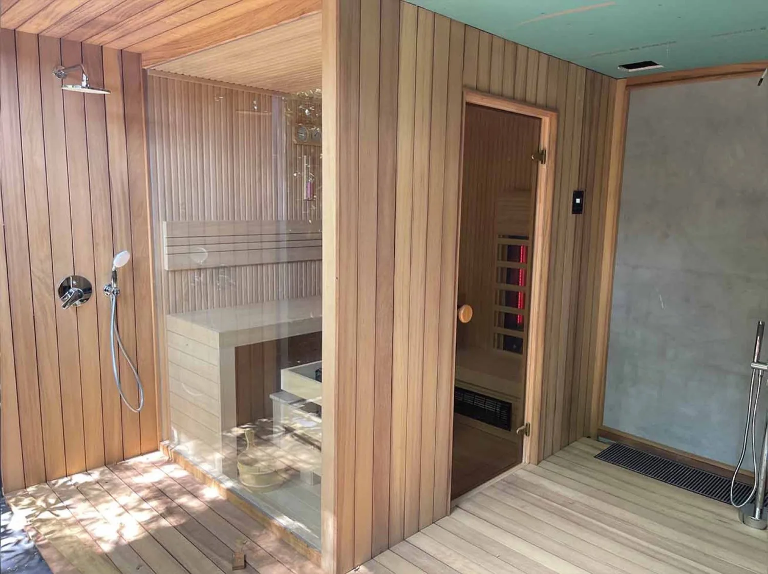 Kır evi ıslak hacmi, sauna kabini ve duş bölümü
