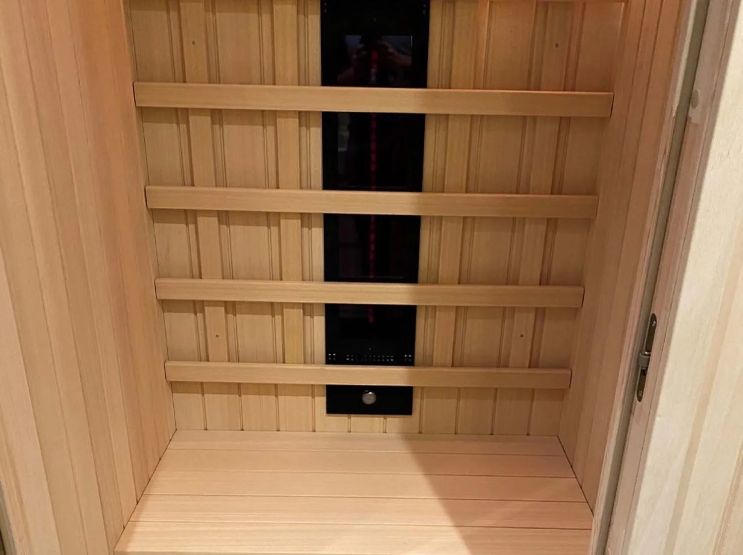 Kızılötesi sauna kabini, tavan panelleri ve açık ahşap iç