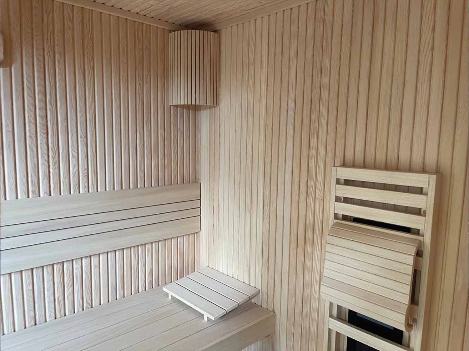 Kır evi saunası, açık renk düz bank ve lata duvar