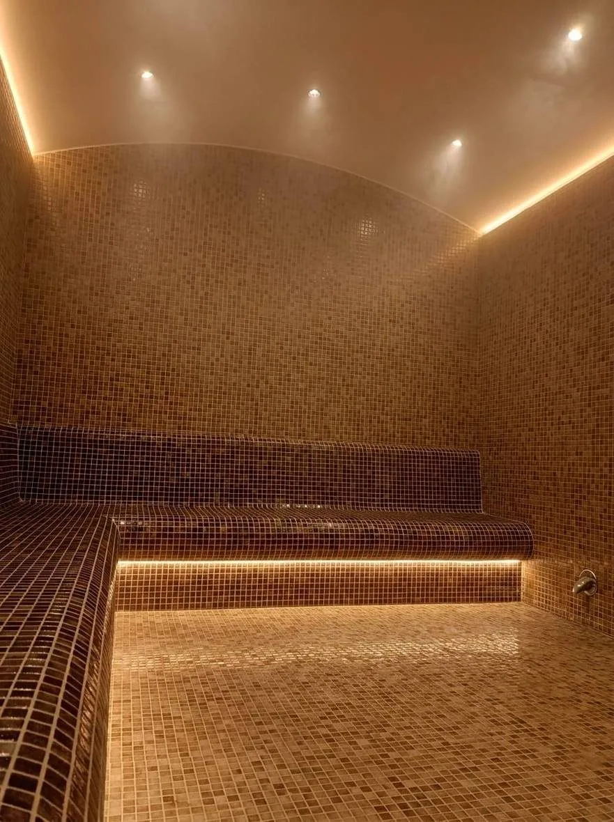 Concorde Resort buhar odasında altın mozaik ve bank altı LED