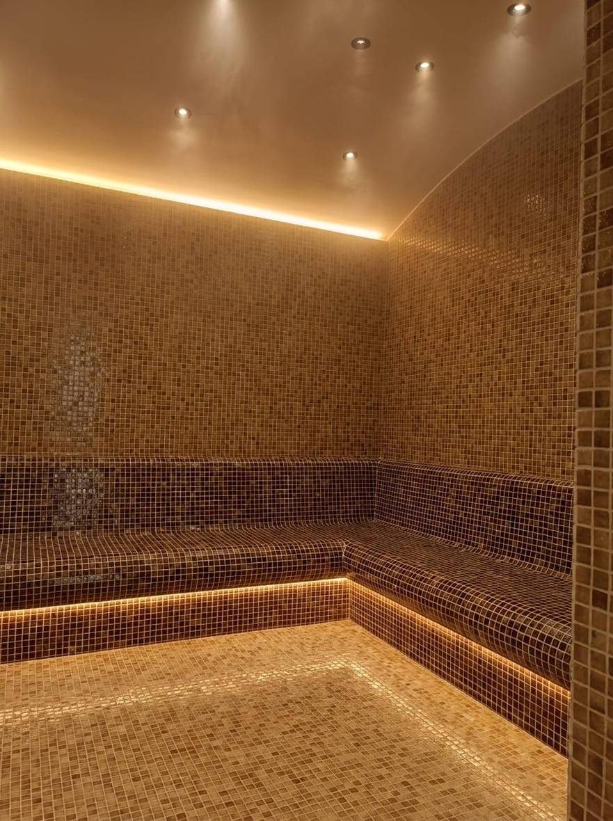 Concorde Resort buhar odasında mozaik kaplı kavisli bank