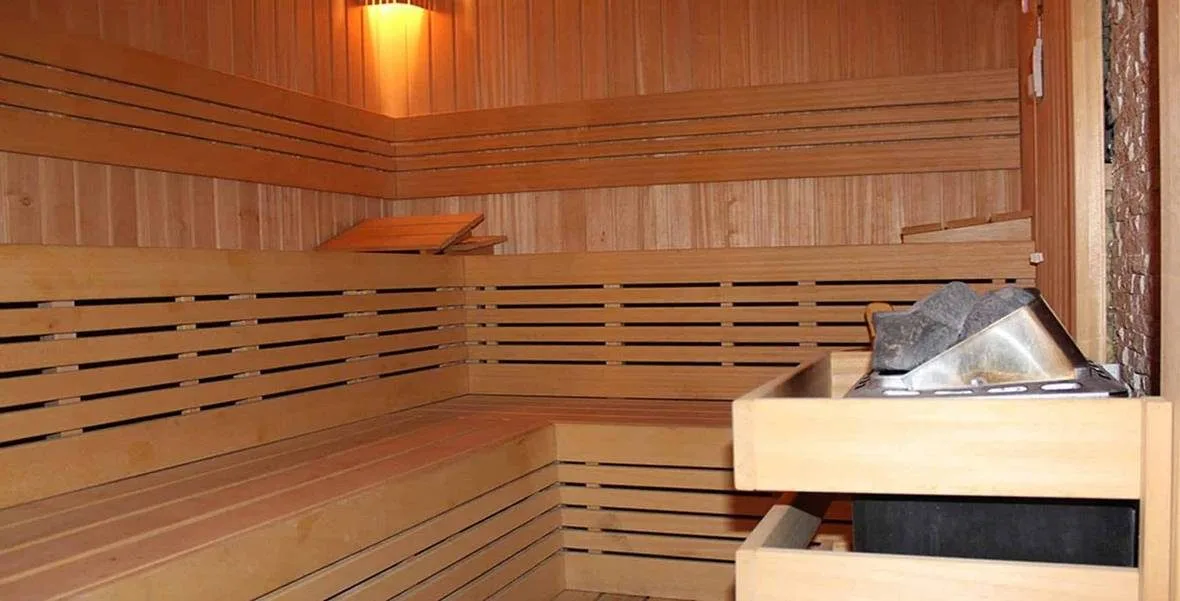 Copthorne Hotel saunasında gömme ısıtıcı ve kademeli bank