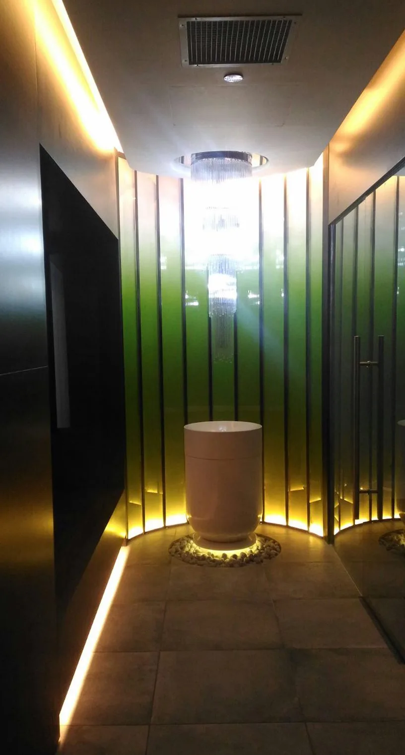 Emaar Square projesi ıslak hacim koridorunda yeşil ışık ve kurna