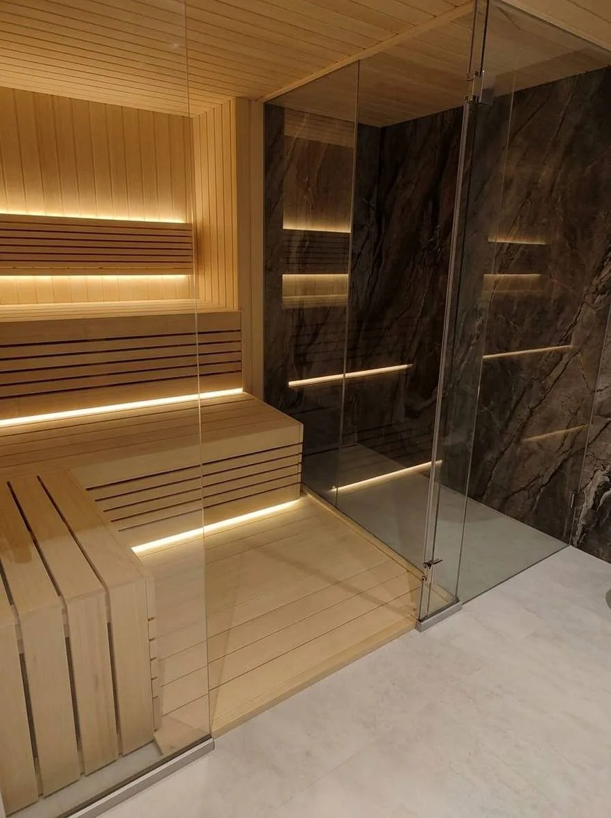 Emirates Hills villası saunası, mermer duvar önünde cam bölme