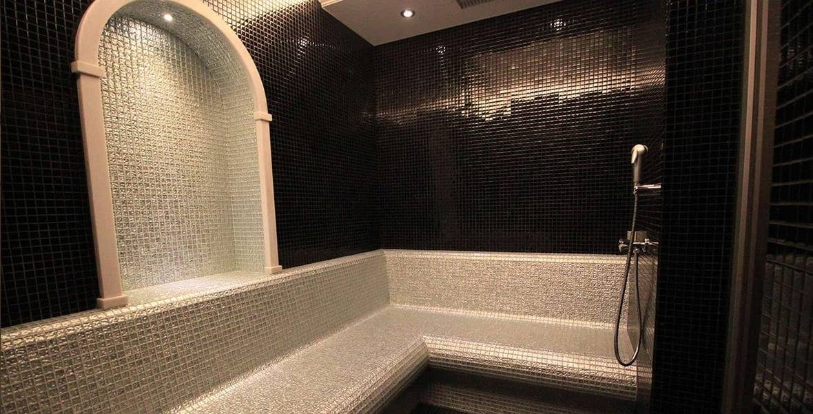 Gümüş Residence ıslak alanında kemerli mozaik niş ve gömme havuz