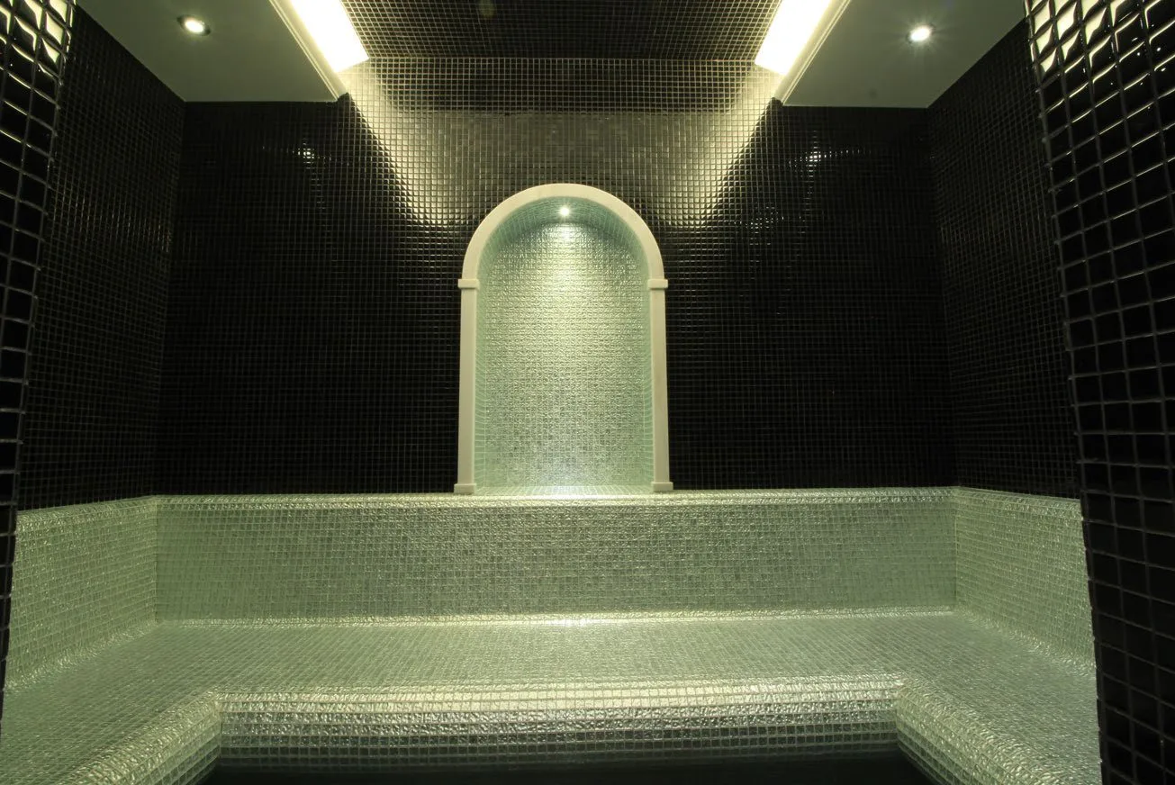 Gümüş Residence buhar odasında yeşil mozaik ve kemerli niş