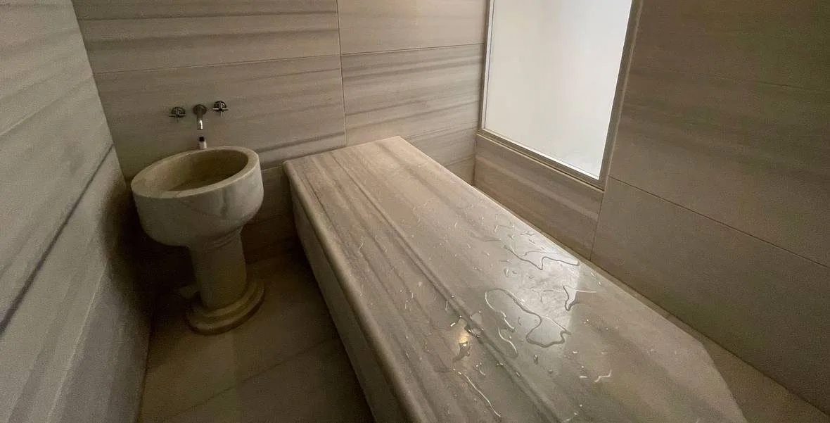 Hilton İstanbul Maslak hamamında mermer sedir ve kurna