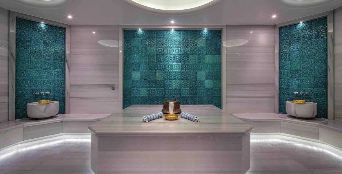 Hilton İstanbul Maslak hamamında turkuaz çini ve mermer göbektaşı