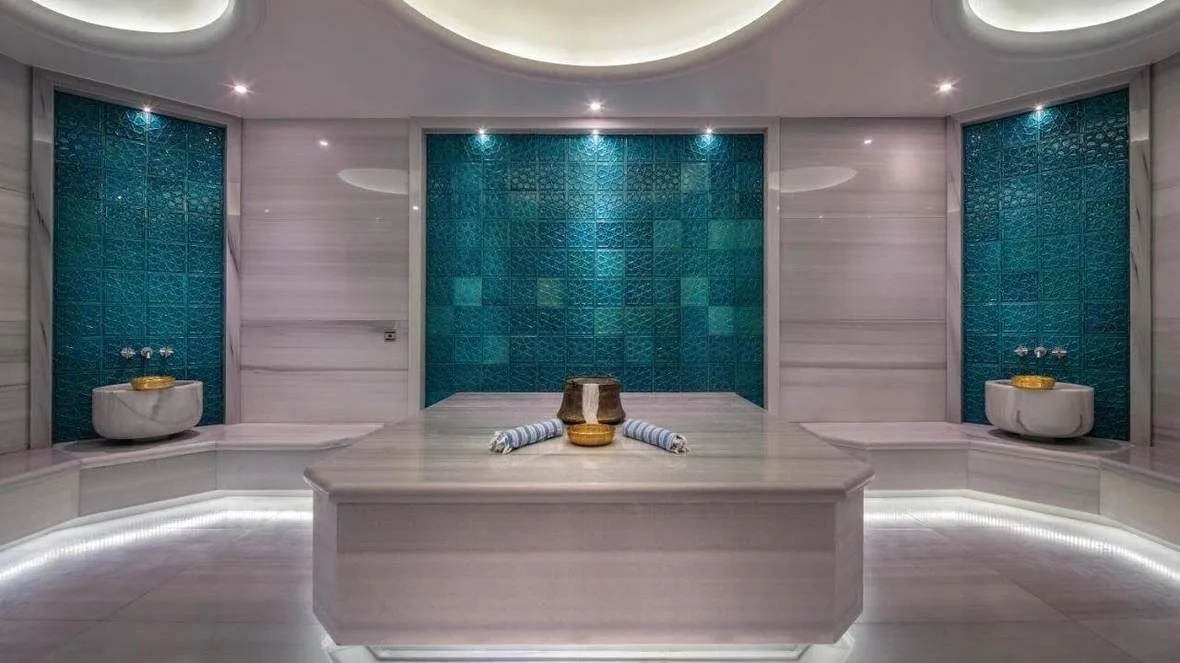 Hilton İstanbul Maslak hamamında turkuaz panolar ve ışıklı göbektaşı