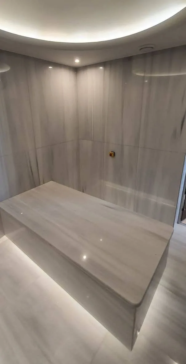 Hyatt Regency İzmir buhar odasında mermer bank ve gizli ışık