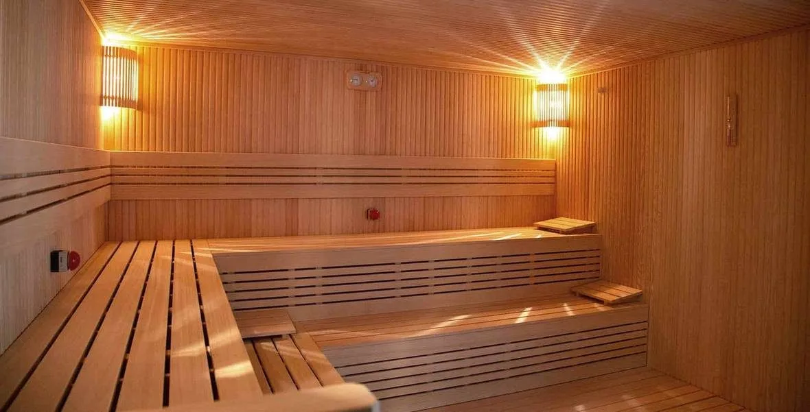 İstinye Park Residence saunasında duvar fenerleri ve ahşap bank