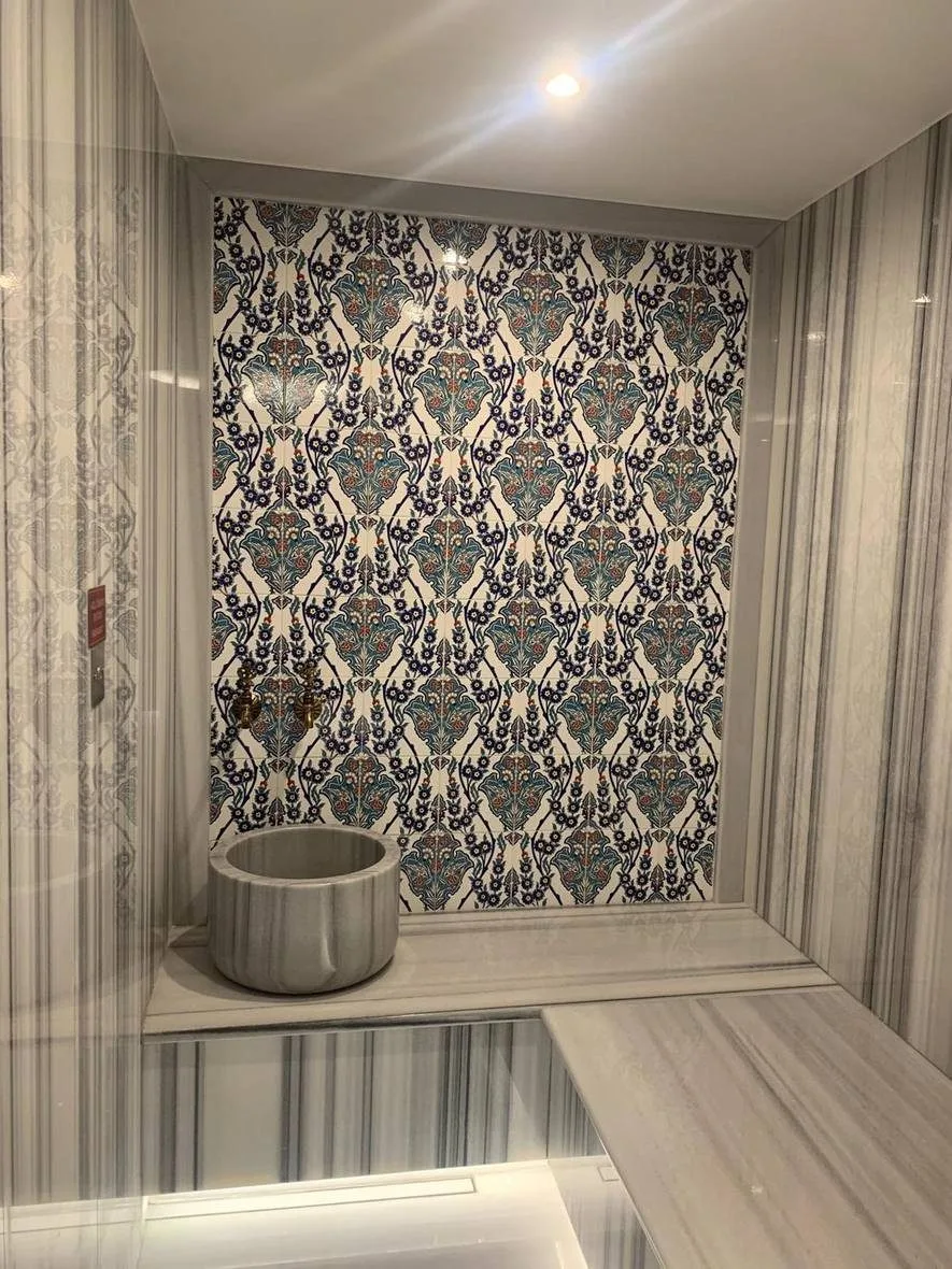 Novotel İstanbul Bomonti hamamında çini niş ve paslanmaz kurna — genel görünüm