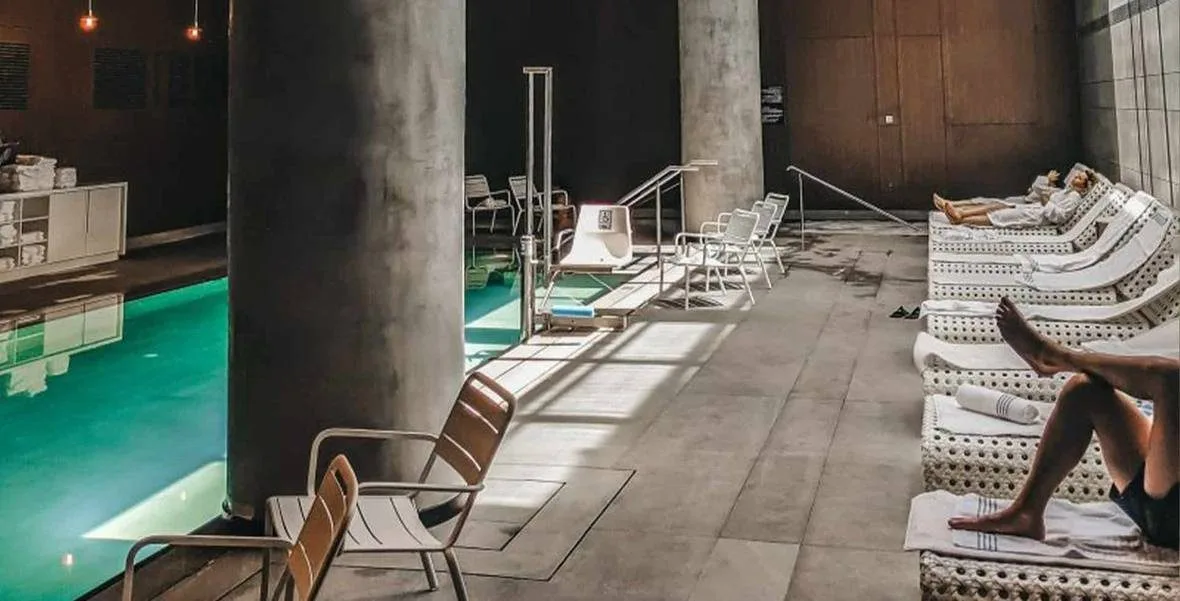 NYX Hotel kapalı havuzunda kolonlar ve dinlenme şezlongları
