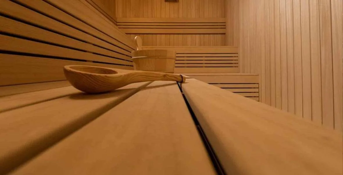 NYX Hotel saunasında bank düzeni ve ahşap kâse