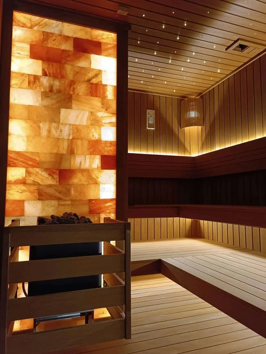 Palm Jumeirah spa süiti saunasında aydınlatmalı tuz duvar ve bank