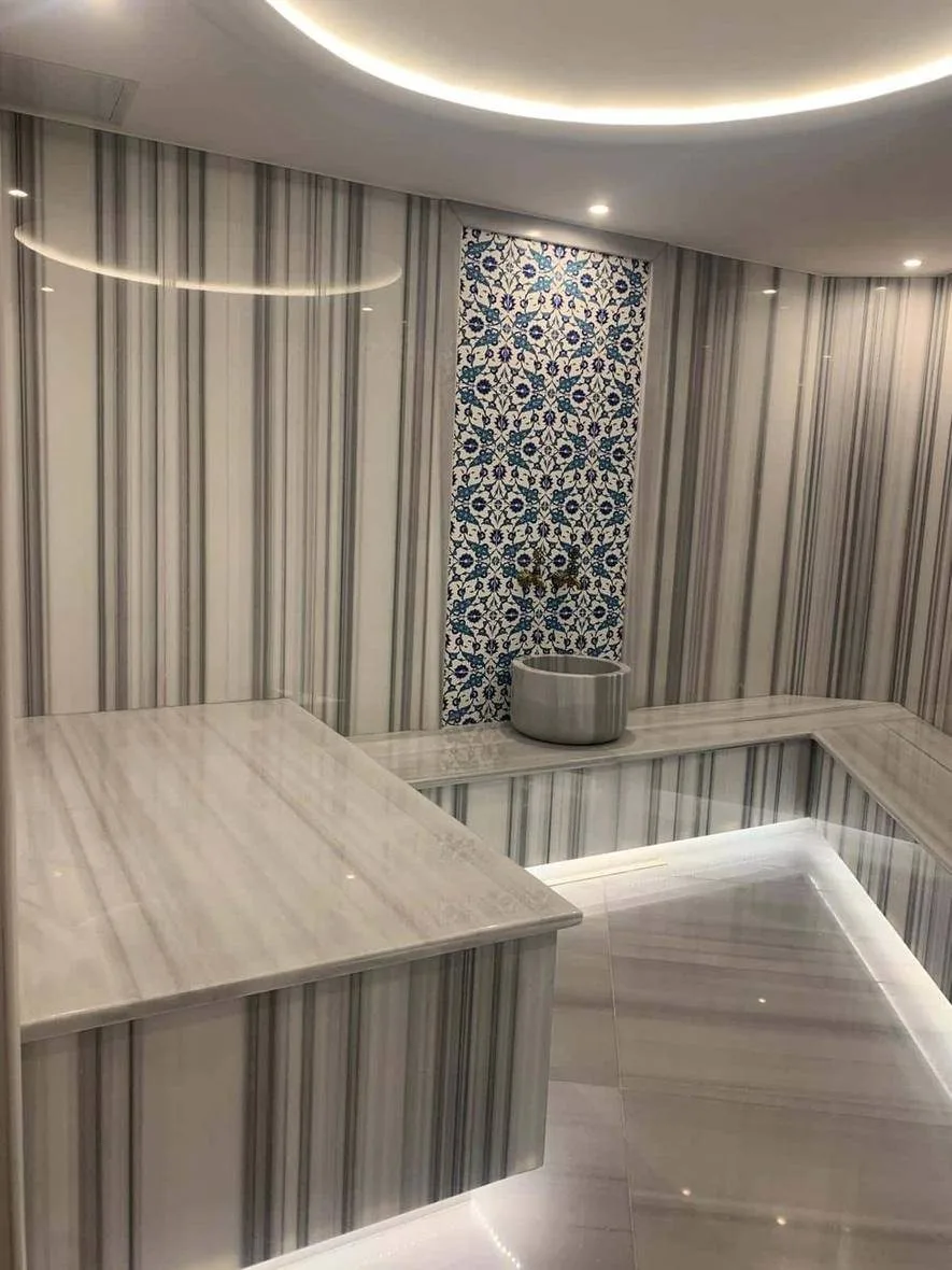 Sedra villası hamamında çini panolu duvar ve mermer sedir — genel görünüm