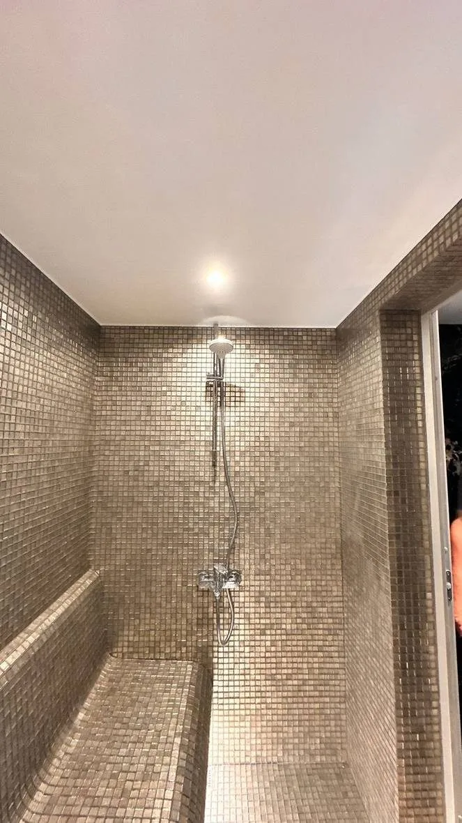 The Springs villası buhar odasında dar mozaik bölme ve duş