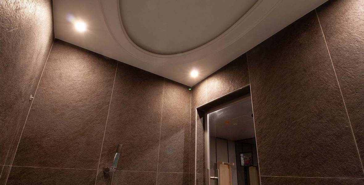 Otel spasında taş duvarlı koridor, gizli aydınlatma