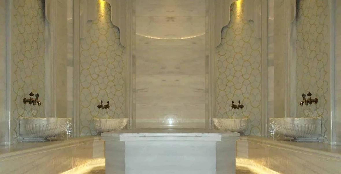 Yelken Hotel hamamı, mermer kurnalar ve gizli ışıklı niş