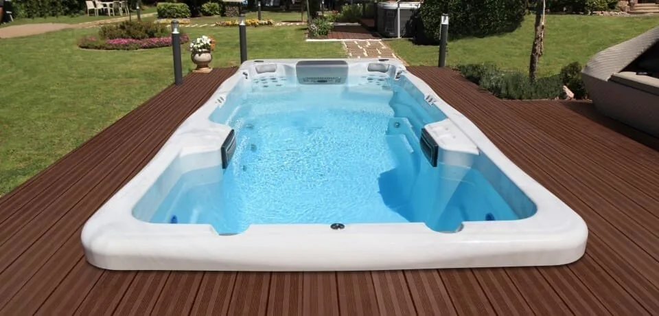 Wellis Amazonas W-Flow swim spa, ahşap terasta yüzme ve dinlenme bölmesi