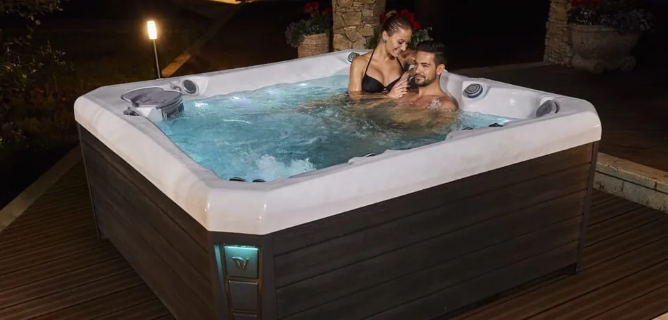 Wellis Palermo Life jakuzi, gece bahçede aydınlatmalı kullanım
